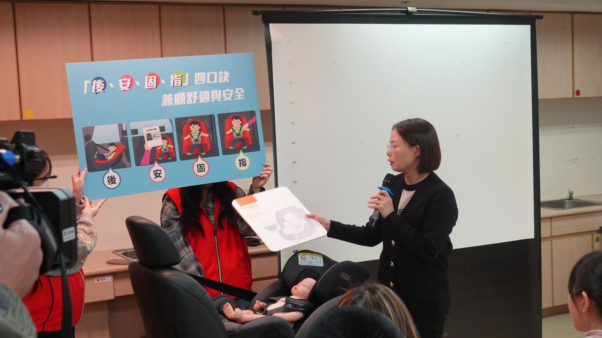 許雅荏執行長講解安全座椅 許雅荏執行長講解安全座椅