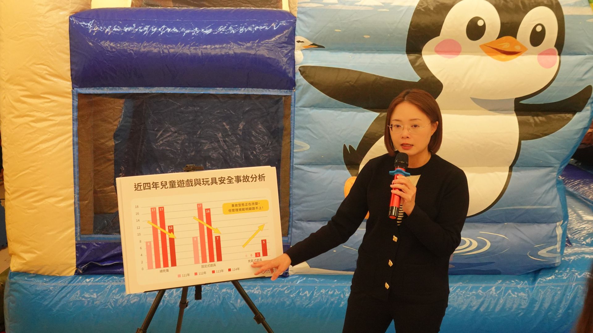 許雅荏執行長講解充氣式遊具 許雅荏執行長講解充氣式遊具